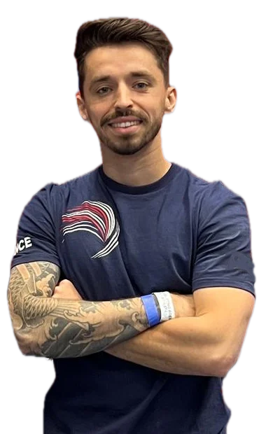 Guti, bras croisés, en tee shirt de l’équipe de France