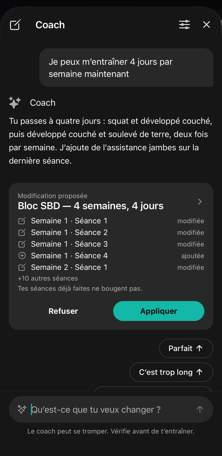 Écran Coach de l’app Sarox pendant le bloc : tu écris que tu peux t’entraîner 4 jours par semaine, l’IA propose une modification des séances à venir, avec Appliquer et Refuser. Tes séances déjà faites ne bougent pas.